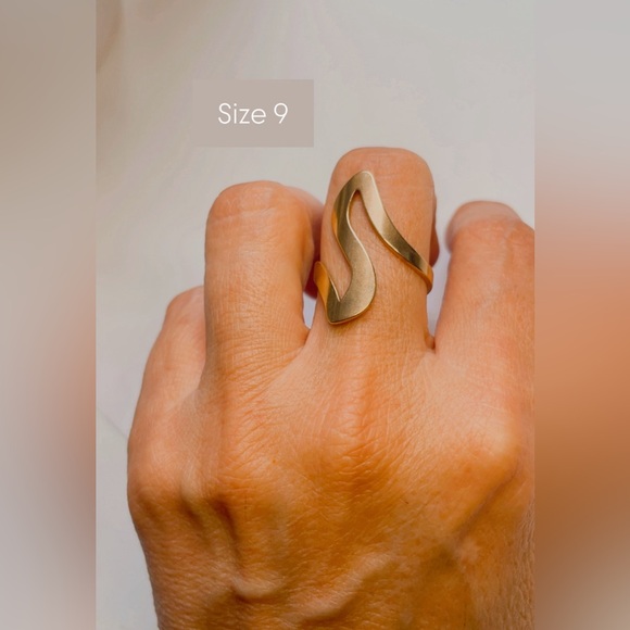 NWT WOMEN'S RING STAINLESS STEEL GOLD SIZE 9 - Picture 15 of 17